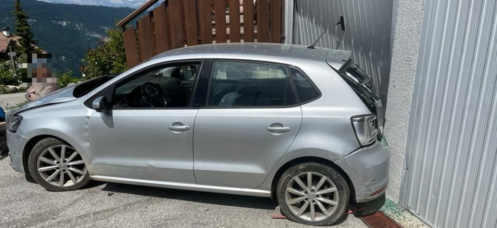 Sbaglia manovra e sfonda il portone del garage con l'auto: trasportato in ospedale un 86enne